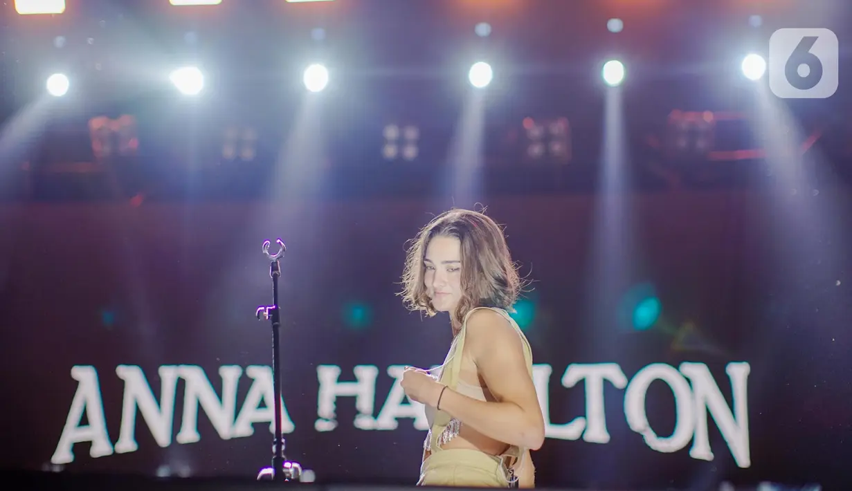 Aksi panggung Anna Hamilton saat tampil dalam Festival Musik ManggungDi di BSD, Tangerang, Sabtu (3/9/2022). Dalam penampilannya Anna Hamilton membawakan lagu hitsnya diantaranya Selfy Help dan Bad Liar. (Liputan6.com/Faizal Fanani)