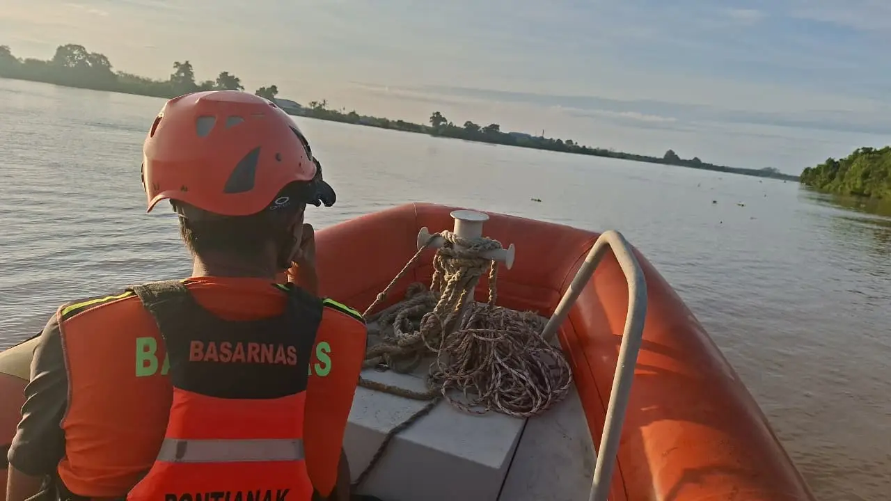 Tim SAR gabungan mencari kru Kapal TB Kapuas Bahari 15 di Sungai Kapuas