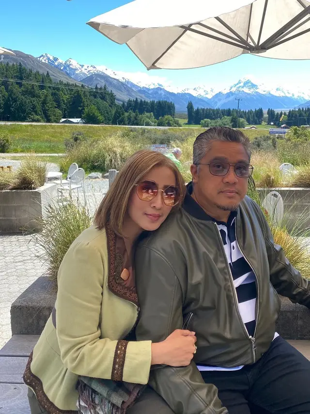 7 Potret Mesra Dede Yusuf dan Istri yang Jarang Terekspos
