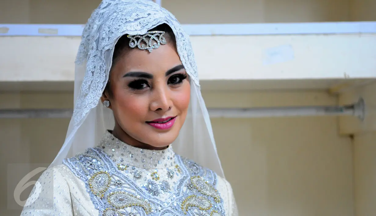 Cici Paramida saat pembuatan video klip “Selawatan”, Jakarta, Senin, (15/6/2015).  Cici terlihat mempesona dengan balutan busana bernuansa putih. (Liputan6.com/Faisal R Syam)