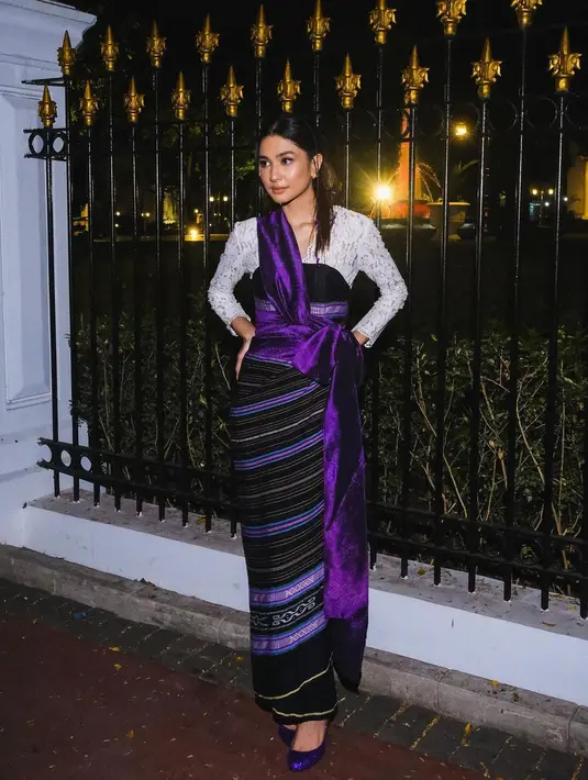 Gaya Mikha Tambayong kenakan kebaya putih terlihat kece dengan styling yang unik. Dipadukan dengan kain Tanimbar Maluku dan tenun sutra Makassar sebagai strapless dress yang dipakai di atas kebaya. [@miktambayong]