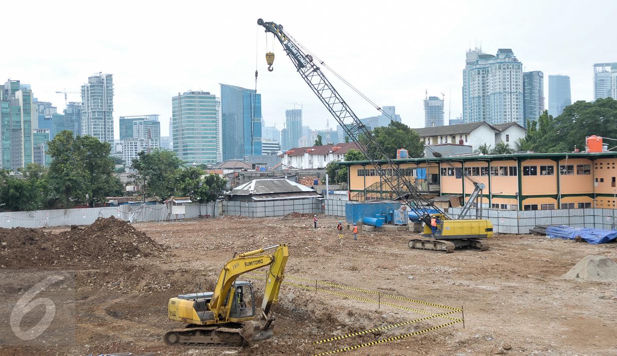 Pekerja menyelesaikan proyek revitalisasi Pasar Rumput, Manggarai, Jakarta (4/1). Rencananya, Pasar Rumput akan dibangun menjadi gedung rusunanwa dengan 24-26 lantai dan 3-4 lantai pertama akan tetap difungsikan sebagai pasar. (Liputan6.com/Yoppy Renato)