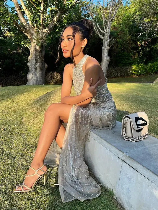 Penyanyi Novia Bachmid tampil ekstra glamor dibalut halter dress berpayet warna silver dengan detail high slit. [Instagram/noviabachmid]