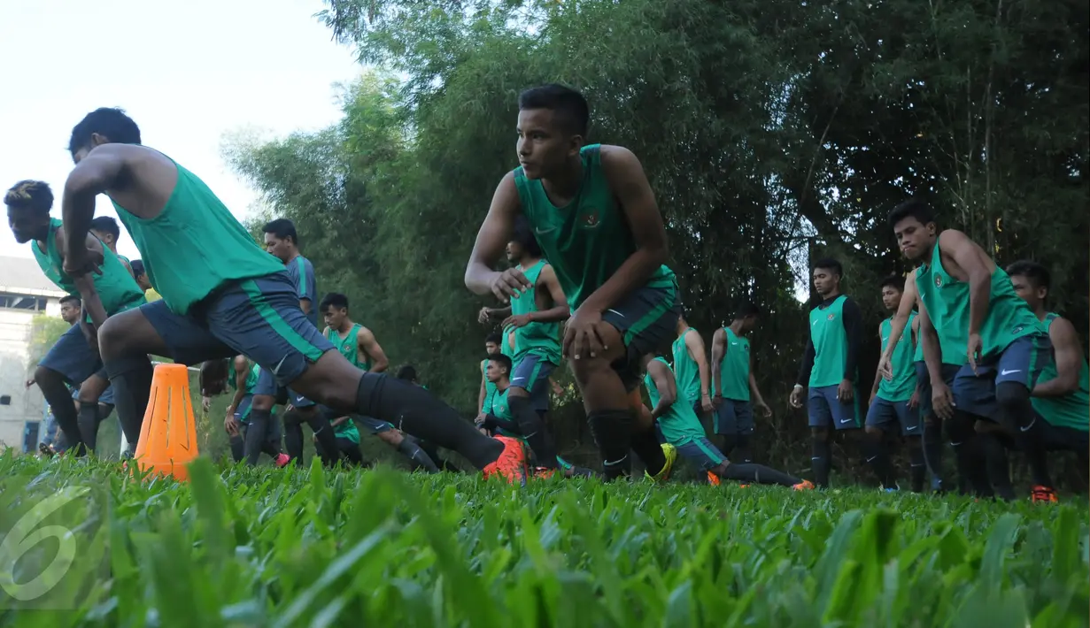 Sejumlah pesepakbola muda melakukan peregangan jelang latihan seleksi Timnas Indonesia U19 di NYTC Sawangan, Depok, Selasa (26/7). Seleksi untuk menghadapi ajang Piala AFF U19 2016 di Hanoi, 11-24 September mendatang. (Liputan6.com/Helmi Fithriansyah)