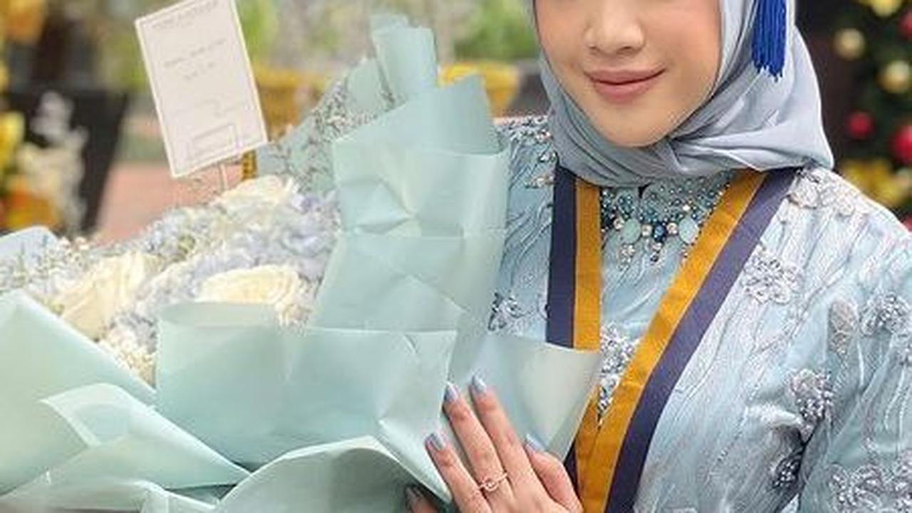 Diketahui, Dea merupakan seorang lulusan dari salah satu universitas swasta di Jakarta.