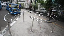 Portal S merupakan tiang dari besi bentuknya melingkar seperti huruf S, RSCM, Jakarta, Jumat (26/8). Keberadaan Portal S untuk membantu pengguna kursi roda agar mudah berjalan tanpa terganggu. (Liputan6.com/Immanuel Antonius)