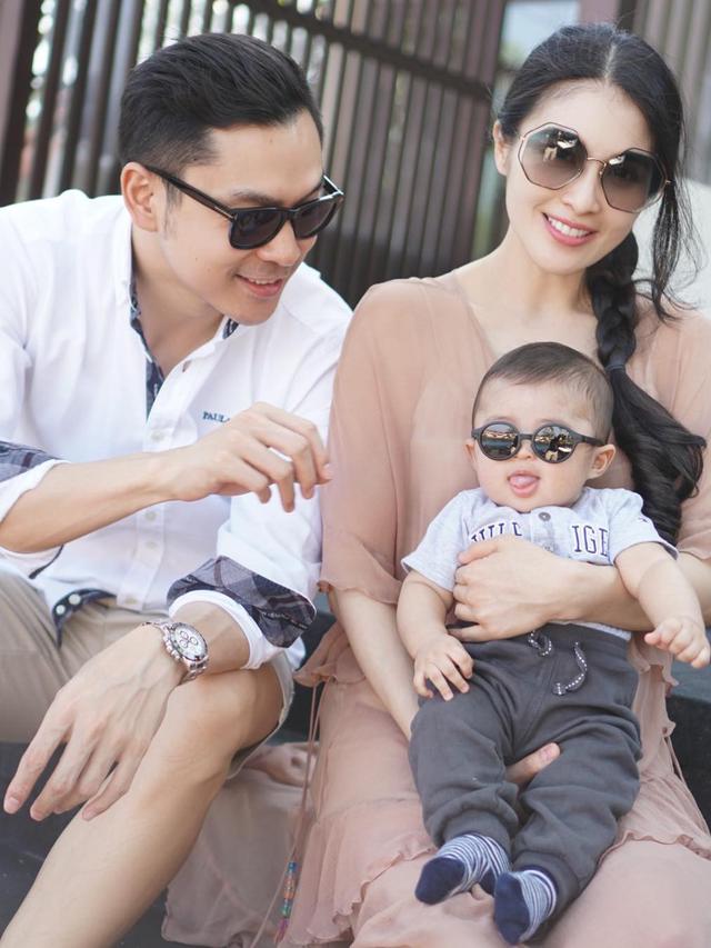 [Bintang] Sandra Dewi dan keluarga