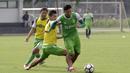 Pemain Bhayangkara FC, Dendy Sulistyawan, menggiring bola saat latihan di Lapangan ABC Senayan, Jakarta, Rabu (13/2). Latihan ini merupakan persiapan Piala Indonesia dan Piala Presiden. (Bola.com/Yoppy Renato)