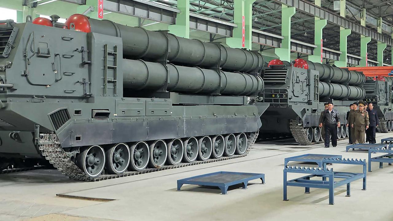 FOTO: Kunjungan Presiden Korut Kim Jong Un ke Pabrik Tank yang “Dirahahasiakan”