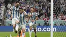 Penyerang Argentina, Julian Alvarez berselebrasi dengan Lionel Messi usai mencetak gol ke gawang Kroasia pada pertandingan semifinal Piala Dunia 2022 di Stadion Lusail di Lusail, Qatar, Rabu (14/12/2022). Argentina berhasil lolos ke final setelah menang telak atas Kroasia dengan skor 3-0. (AP Photo/Martin Meissner)