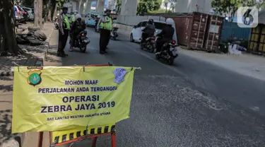 Polisi lalu lintas menggelar Operasi Zebra 2019 di Jalan Boulevard Gading Raya, Jakarta, Kamis (24/10/2019). Operasi selama dua pekan hingga 5 November mendatang tersebut untuk meningkatkan kepatuhan dan kedisiplinan pengendara kendaraan bermotor dalam berlalu lintas. (Liputan6.com/Faizal Fanani)