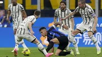 Pemain Inter Milan, Lautaro Martinez, berusaha melepaskan diri dari kawalan pemain Juventus pada laga Coppa Italia di Stadion Giuseppe Meazza Kamis (27/04/2023). Inter menang dengan skor 1-0. (AP Photo/Luca Bruno)