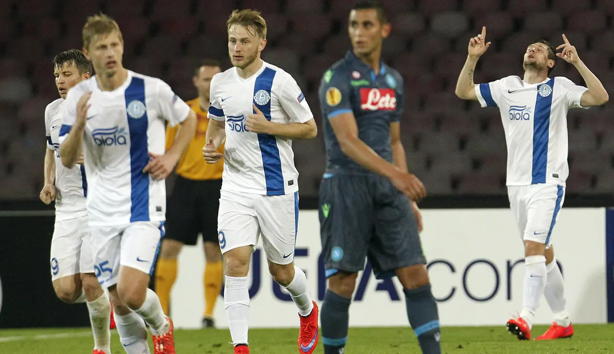 Penyerang Dnipropetrovsk, Yevhen Seleznyov (kanan) merayakan selebrasi usai mencetak gol ke gawang Napoli di leg pertama semifinal Europa League di Stadion San Paolo, Kamis (7/5/2015). Napoli bermain imbang 1-1 atas Dnipropetrovsk.  (REUTERS/Ciro De Luca)
