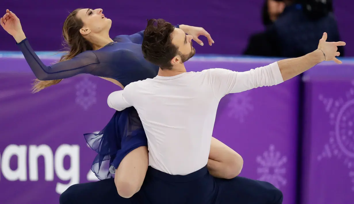 Atlet ice dancer Prancis, Gabriella Papadakis dan Guillaume Cizeron tampil bertanding di Olimpiade Musim Dingin Pyeongchang 2018, Selasa (20/2). Pada 19 Februari 2018, Gabriella disorot kostumnya melorot hingga bagian dadanya terbuka. (AP/Julie Jacobson)