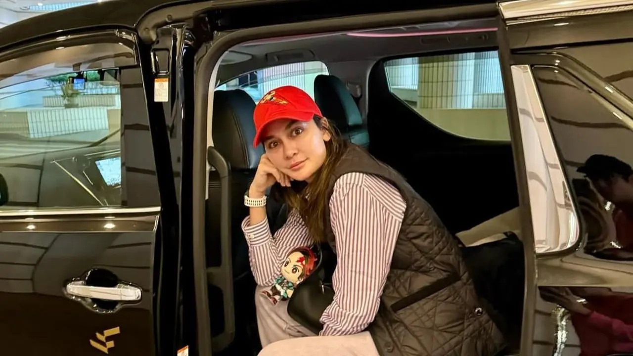 Potret Luna Maya Merayakan Diri Saat Liburan Dengan Outfit Effortless (Instagram/@lunamaya)