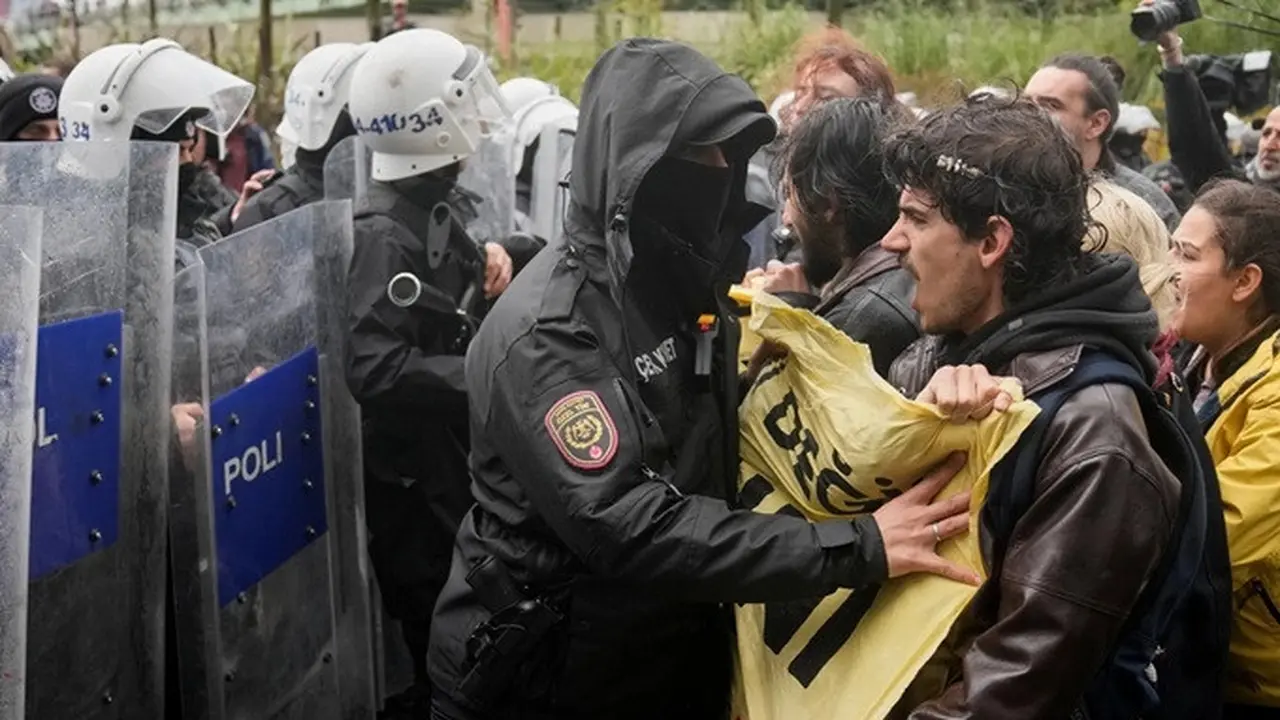 Anggota serikat pekerja terlibat bentrokan dengan aparat kepolisian Turki saat berusaha bergerak menuju Lapangan Taksim di Istanbul, Jumat (1/5/2026), dalam rangka peringatan Hari Buruh.