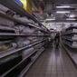 Konsumen memilih barang kebutuhan di salah satu gerai supermarket Giant di Jakarta, Kamis (4/3/2021). Persaingan bisnis ritel makanan dan pandemi yang berkepanjangan membuat store Giant tutup satu per satu. (Liputan6.com/Johan Tallo)