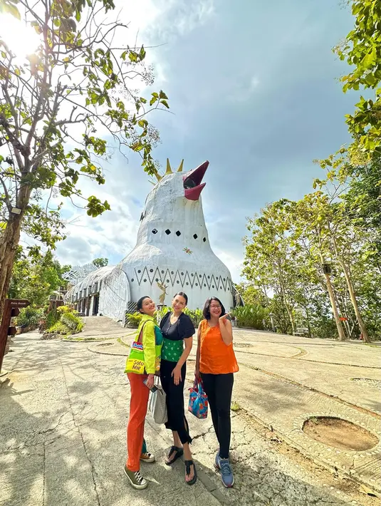 Terkenal dengan nama Gereja Ayam, bangunan ini juga banyak disebut oleh wisatawan lebih mirip burung dara. Sehingga cukup banyak orang yang penasaran untuk mengunjungi tempat tersebut supaya bisa memastikan bentuk dari bangunan tersebut. (Liputan6.com/IG/@irawbw)
