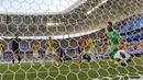 Kiper Kolombia, David Ospina hanya bisa melihat bola sundulan Yuya Osako yang masuk ke gawangnya pada laga grup H Piala Dunia 2018 di Mordavia Arena, Saransk, Rusia, (19/6/2018). Jepang menang 2-1. (AP/Natacha Pisarenko)