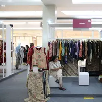 Marabit, brand yang berdiri pada 2025, memamerkan koleksi wastra bernuansa modern di Parade Wastra Nusantara yang digelar 8–10 Agustus 2025 di Kota Kasablanka. (foto/dok: fimela.com)