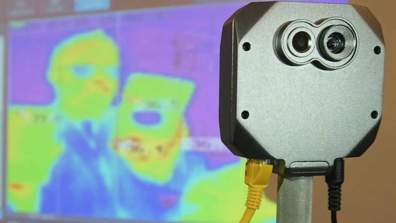 Kamera Thermal Jisung Protech Tipe W95 yang bisa mengukur suhu tubuh secara akurat dalam radius 2 meter.