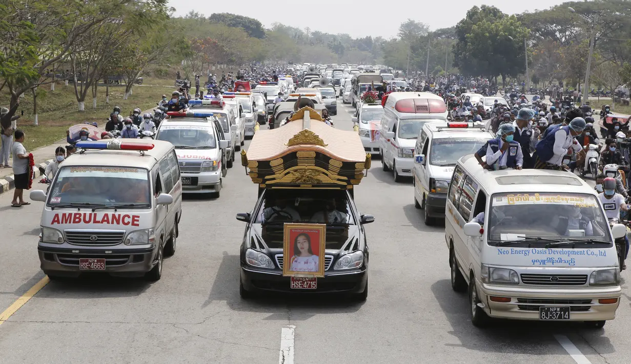 Naypyitaw, Myanmar (22/2/2021). Ribuan warga Myanmar menghadiri pemakaman Mya Thwet Thwet Khine, perempuan muda yang tewas dalam demo menolak kudeta militer. (AP Photo)