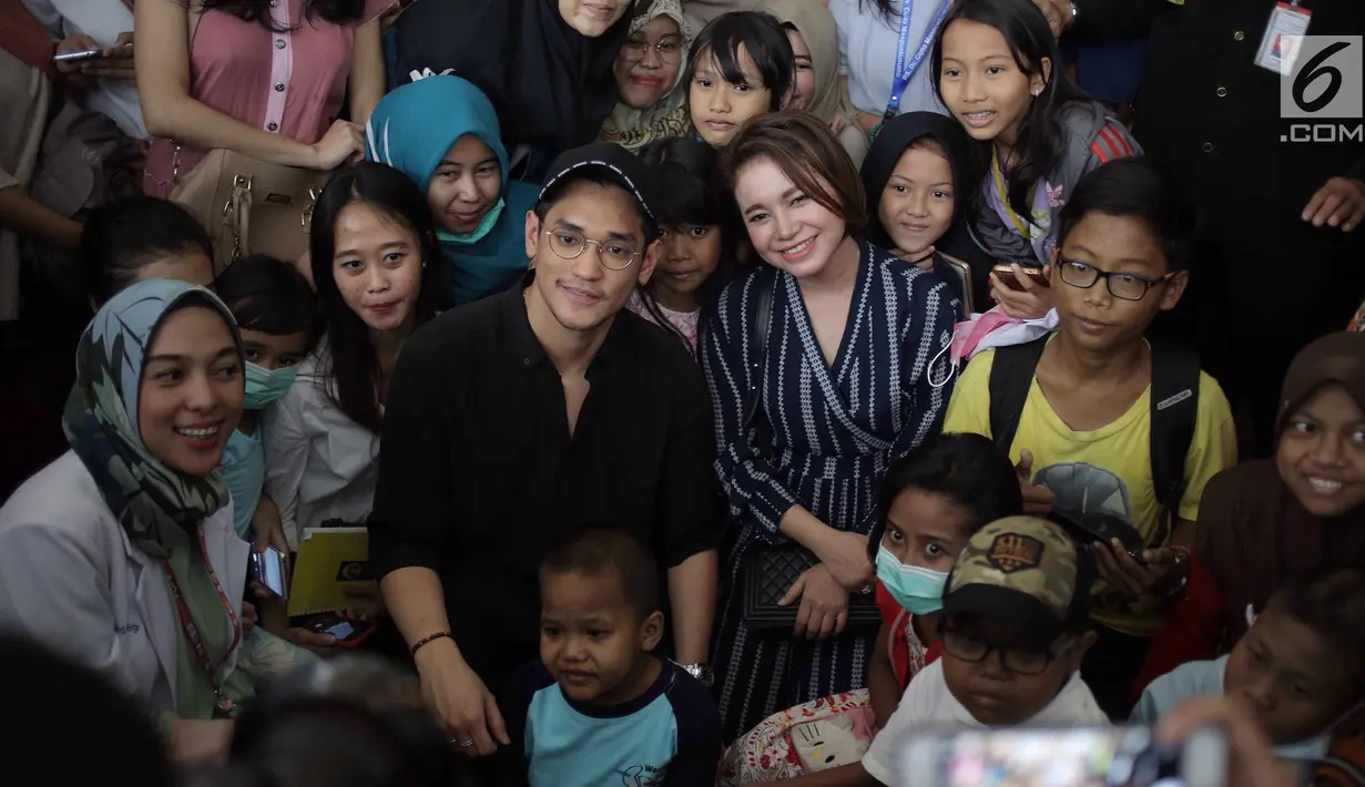 Penyanyi Afgan dan Rossa berpose dengan pasien anak-anak di RSCM, Jakarta, Senin (28/5). Acara tersebut merayakan ulang tahunnya Afgan yang ke-29 dan sekaligus menghibur pasien anak-anak. (Liputan6.com/Faizal Fanani)
