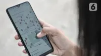 Warga menggunakan aplikasi Jakarta Kini (JAKI) saat mencari jaringan JakWiFi di area Lapangan Banteng, Jakarta, Selasa (8/9/2020). Pemerintah Provinsi DKI Jakarta mengklaim telah menyediakan 4.956 titik jaringan JakWiFi di lima wilayah administrasi. (merdeka.com/Iqbal S. Nugroho)