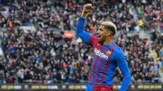 Ronald Araujo merupakan salah satu bek tengah terbaik di La Liga musim ini bersama Barcelona. Hebatnya lagi, ia juga mampu mencetak gol-gol penting bagi timnya. Pemain 23 tahun tersebut telah mengoleksi 4 gol dalam 24 penampilannya di liga pada musim ini. (AFP/Josep Lago)