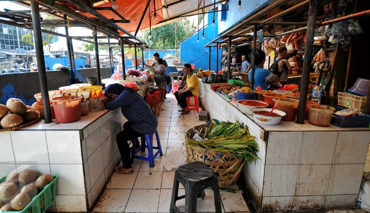 Aktivitas jual-beli yang terjadi di Pasar Minggu, Jakarta, Rabu (22/7/2015). Hari ke-5 pasca Lebaran, aktivitas perdagangan di pasar tradisional belum kembali normal. (Liputan6.com/Yoppy Renato)