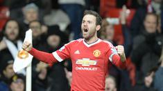  Juan Mata menjadi penentu kemenangan Manchester United dengan gol tunggalnya ke gawang Watford pada lanjutan Liga Inggris di Stadion Old Trafford, Manchester, Kamis (3/3/2016).  (AFP/Oli Scarff)