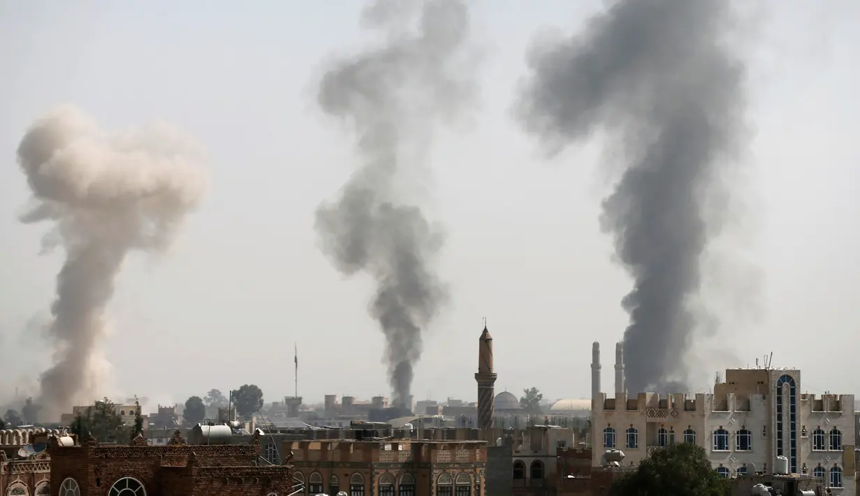 Kepulan asap membumbung ke angkasa usai Jet Tempur Saudi menjatuhkan bom di Sanaa, Yaman, Rabu (31/8). Serangan tersebut ditujukan untuk melemahkan kelompok Houthi. (REUTERS / Khaled Abdullah) 