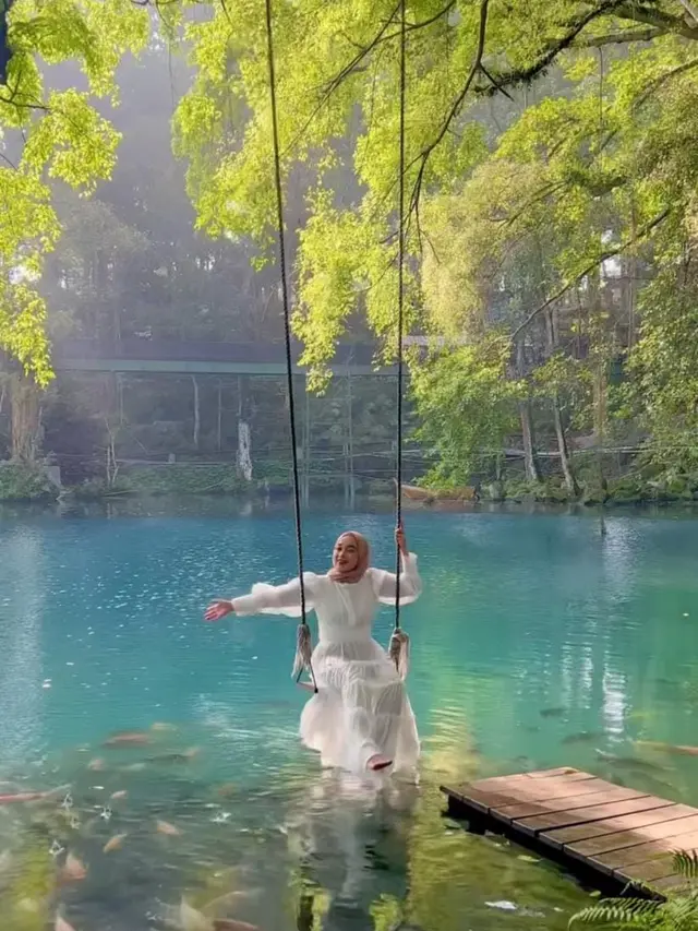 Pesona Ririe Fairus di Telaga Biru, Cantik Bak Peri di Negeri Dongeng