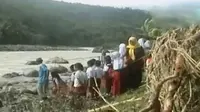 VIDEO: Rakit Hanyut, Siswa SD di Garut Terpaksa Belajar di Masjid