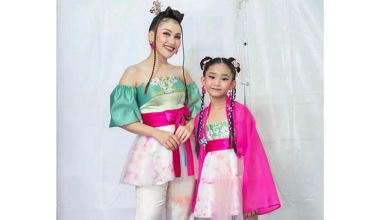 <p>Pada kesempatan lain Ayu Ting Ting pun kerap menggunakan outfit serasi. Seperti saat menghadiri acara televisi di mana keduanya kompak dengan pakaian adat Korea Selatan, Hanbook. [Instagram/ayutingting92]</p>