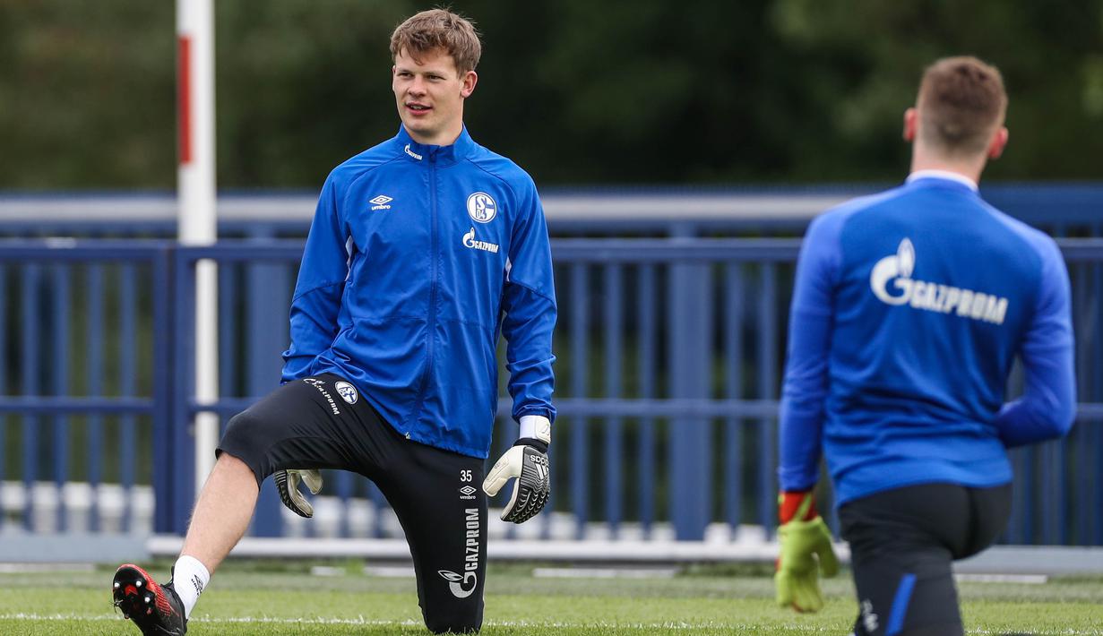 Pemain Schalke 04, Alexander Nuebel, melakukan latihan di Gelsenkirchen (12/5/2020). Sejumlah klub menggelar latihan jelang bergulirnya kembali liga-liga di Eropa. (AFP/Tim Rehbein)