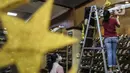 Karyawan memasang ornamen untuk mempercantik toko jelang bulan suci Ramadhan di Pasar Baru, Jakarta, Rabu (9/3/2022). Selain untuk mempercantik toko, pemasangan ornamen juga untuk menarik perhatian pengunjung atau warga yang hendak berbelanja ke toko tersebut. (Liputan6.com/Johan Tallo)