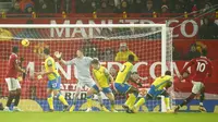 Momen gol yang dicetak Marcus Rashford (paling kanan) saat Manchester United (MU) menghadapi Nottingham Forest di Old Trafford dalam lanjutan Premier League, Rabu (28/12/2022). MU menang telak 3-0 atas Nottingham Forest. (AP Photo/Dave Thompson)