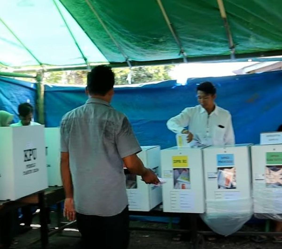 "Hari ini kebetulan TPS nya dekat rumah saya. Kita mau lihat dan ini baru kali pertama Melissa melihat proses pemilu seperti apa, karena beda sekali di sini sama di Prancis," kata Indra.&nbsp;