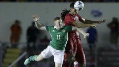 Pemain Panama, Valentin Pimentel (kanan) berebut bola dengan pemain Irlandia Utara, Shayne Lavery pada laga uji coba di Panama City, (29/5/2018). Panama dan Irlandia Utara bermain imbang 0-0. (AP/Arnulfo Franco)