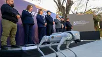 Foto yang dirilis oleh Pemerintah Kota Guadalupe ini menunjukkan robot anjing yang dirancang untuk membantu polisi Meksiko menangani kejahatan selama Piala Dunia, yang diresmikan oleh dewan kota Guadalupe, negara bagian Nuevo Leon, Meksiko pada 9 Februari 2026. Robot berkaki empat ini dirancang untuk memasuki area berbahaya dan menyiarkan video langsung kembali ke pasukan keamanan, yang dapat menonton sebelum mengambil tindakan selama turnamen. (Foto yang dirilis oleh Pemerintah Kota Guadalupe/AFP)
