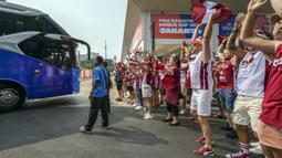 Lebih dari 1.000 suporter Timnas Basket Latvia hadir langsung di Indonesia Arena untuk menyaksikan langsung laga pembuka Grup H FIBA World Cup 2023. (BAY ISMOYO/AFP)