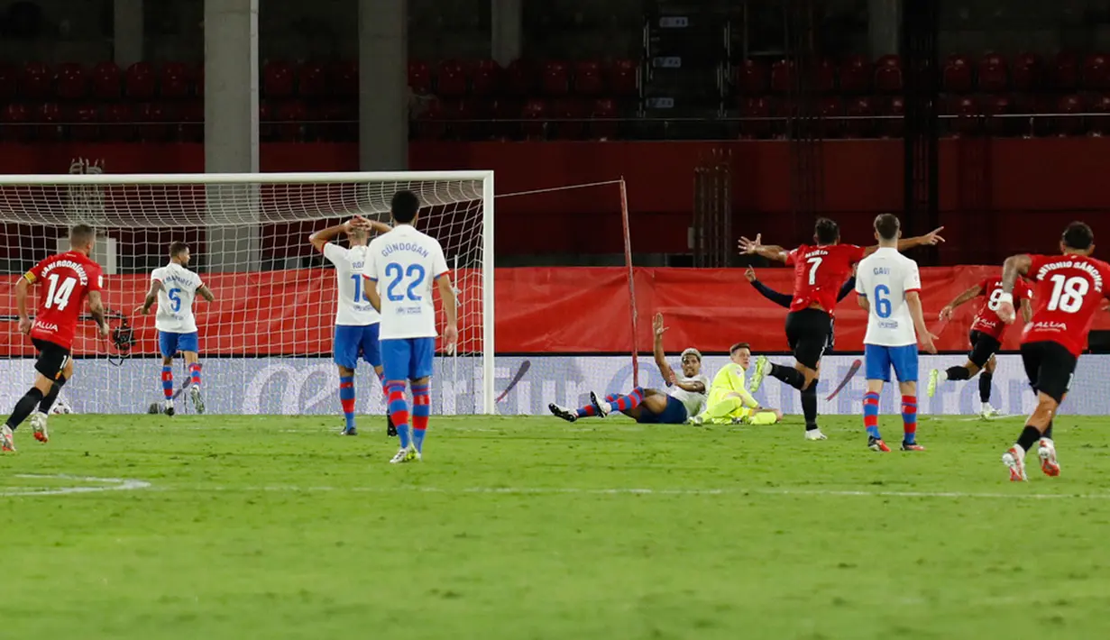 Real Mallorca kembali menggetarkan gawang Barcelona di injury time babak pertama. Berawal dari goal kick Rajkovic yang disundul Muriqi, bola merah langsung ke Abdon yang langsung menyasar gol dan mengubah skor jadi 2-1 sekaligus menutup babak pertama pekan ketujuh Liga Spanyol. (AP Photo/Francisco Ubilla)