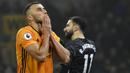 Pemain Wolverhampton Wanderers, Romain Saiss, tampak kecewa usai ditaklukkan Liverpool pada laga Premier League di Stadion Molineux, Kamis (23/01/2020). Liverpool menang dengan skor 2-1. (AP/Rui Vieira)
