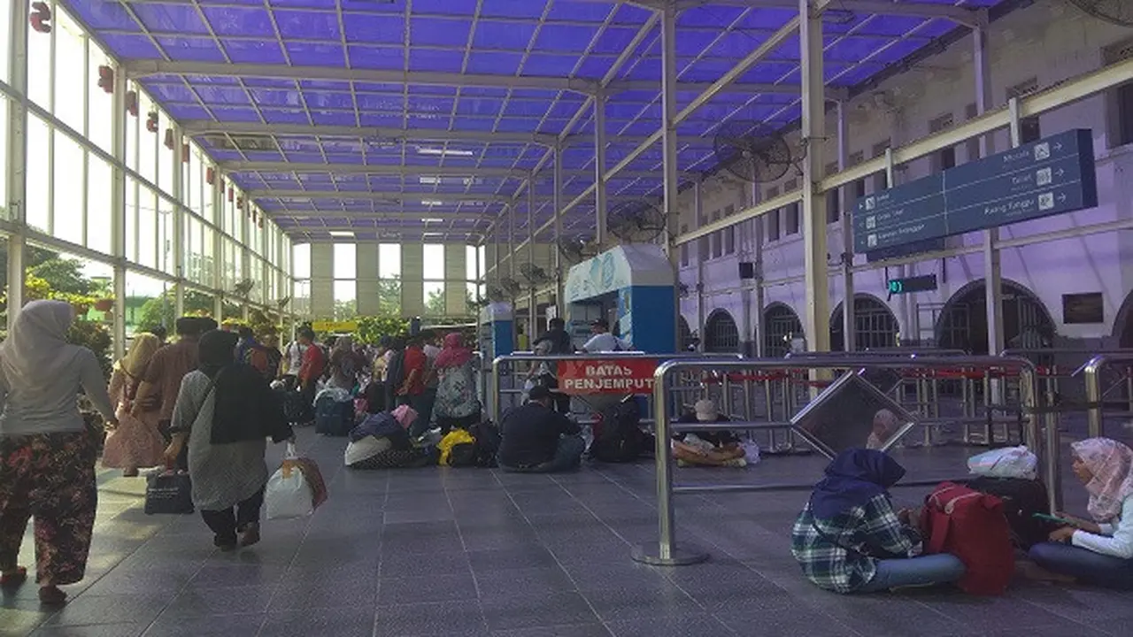 Penumpang memadati Stasiun Senen, Jakarta. (Dok Merdeka.com)