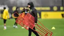 Pelatih Borussia Dortmund Lucien Favre saat memimpin anak asuhnya berlatih jelang menghadapi Paris Saint-Germain (PSG) pada leg pertama babak 16 Besar Liga Champions di Dortmund, Jerman, Senin (17/2/2020). Dortmund akan menjamu PSG pada Rabu (19/2/2020) dini hari WIB. (AP Photo/Martin Meissner)