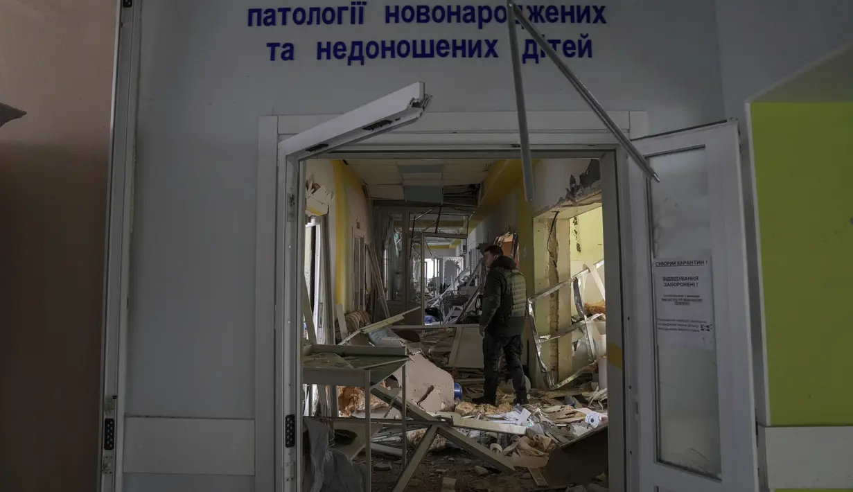 Seorang sukarelawan bekerja di dalam rumah sakit bersalin yang rusak akibat serangan udara di Mariupol, Ukraina (9/2/2022). Serangan Rusia telah merusak parah sebuah rumah sakit bersalin di kota pelabuhan Mariupol yang terkepung, kata pejabat Ukraina. (AP Photo/Evgeniy Maloletka)