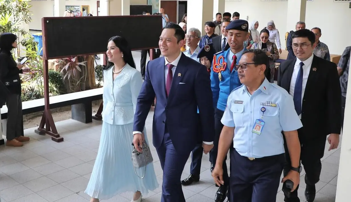 Annisa Pohan menyempurnakan gayanya yang chic ini dengan kalung mutiara, kitten heels serasi, dan tas tangan mini abu-abu. [Foto: Instagram/agusyudhoyono]