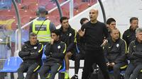 Aksi Manajer Manchester City, Josep Guardiola (tengah) saat memberi arahan ke anak asuhnya pada laga kontra Arsenal, di Stadiion Ullevi, Gothenburg, Swedia (7/8/2016). Efek kehadiran Guardiola dianggap belum menmbawa perubahan signifikan.  (AFP/Jonathan N