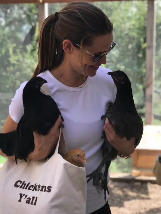 Dari mulai pura-pura masak hingga kegiatan kocak lain, Jen benar-benar terbuka soal kehidupannya. (instagram/jennifer.garner)